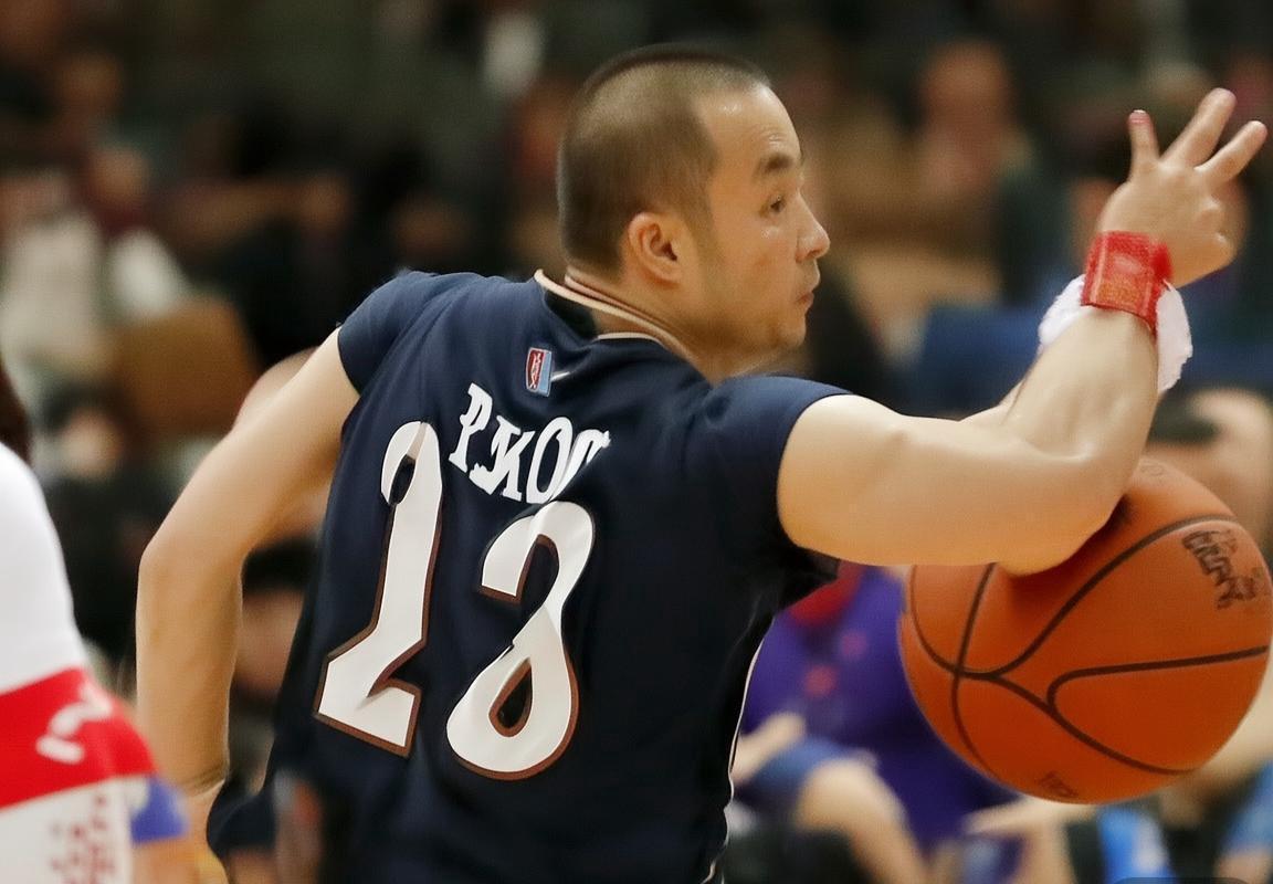 巴特尔与易建联：NBA传奇携手CBA辉煌，篮球巨星心态与精神传承